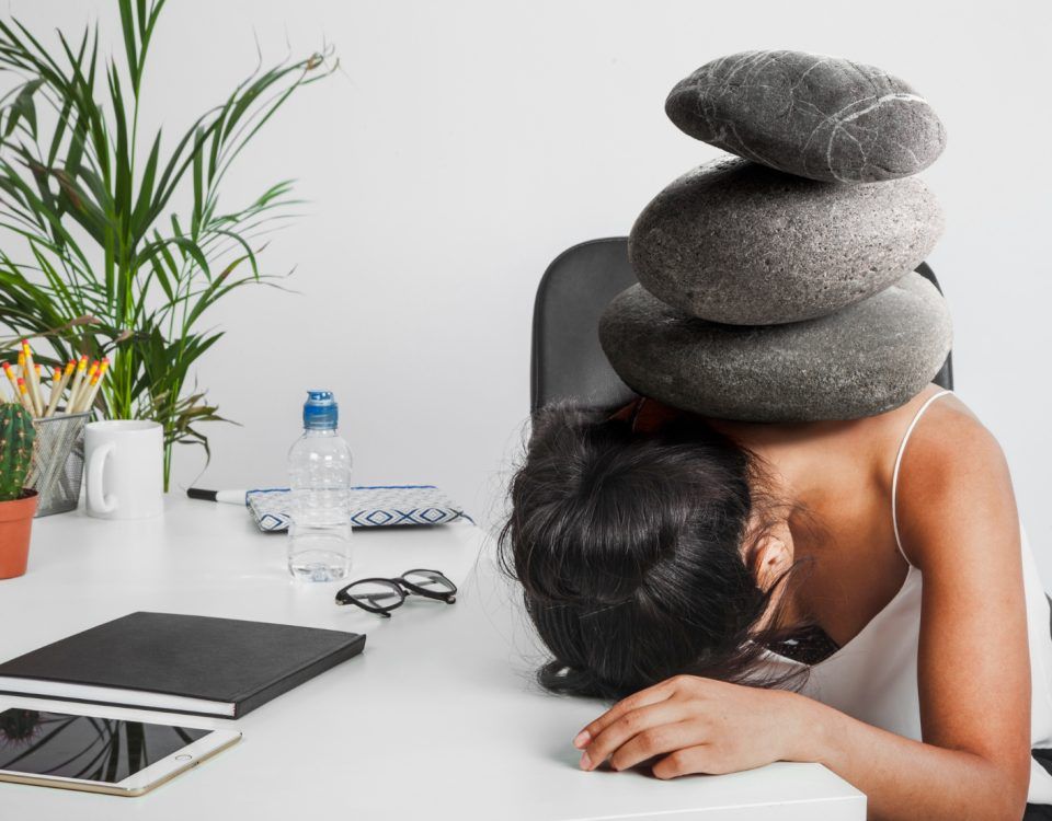 Femeie obosită la calculator, ce caută un tratament naturist pentru stres si oboseală.